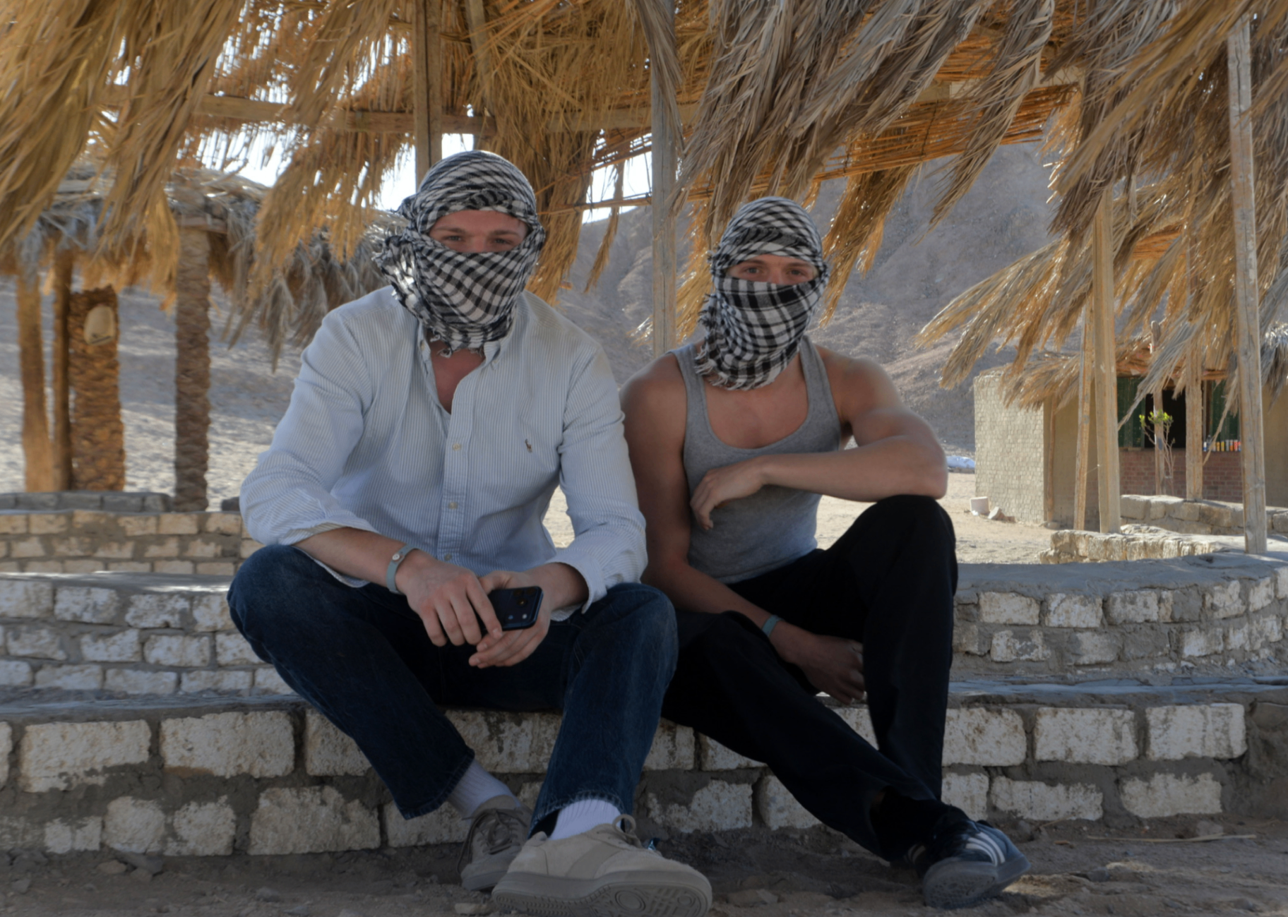 Leon und Ken zusammen in der Wüste — seit Tag 1 gemeinsam
